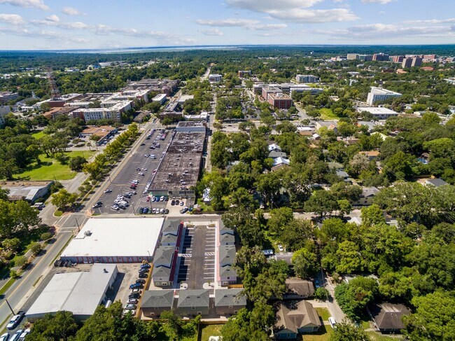 Building Photo - ** ONE MONTH FREE RENT** NOW LEASING FOR FALL 2026 IS NOW OPEN!