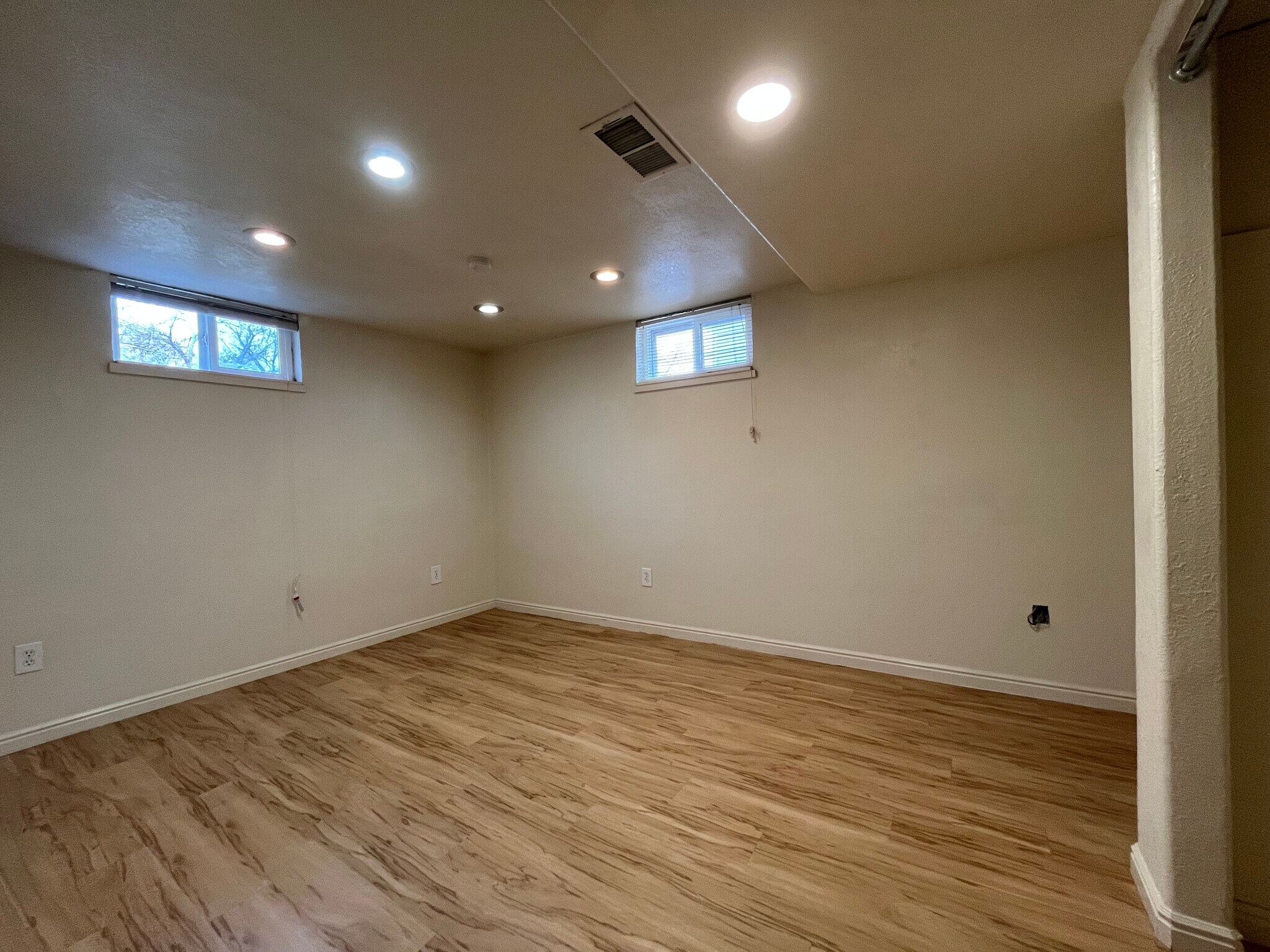 Building Photo - 332 E Utopia Ave