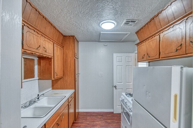Building Photo - 711 S Jenkins Ave