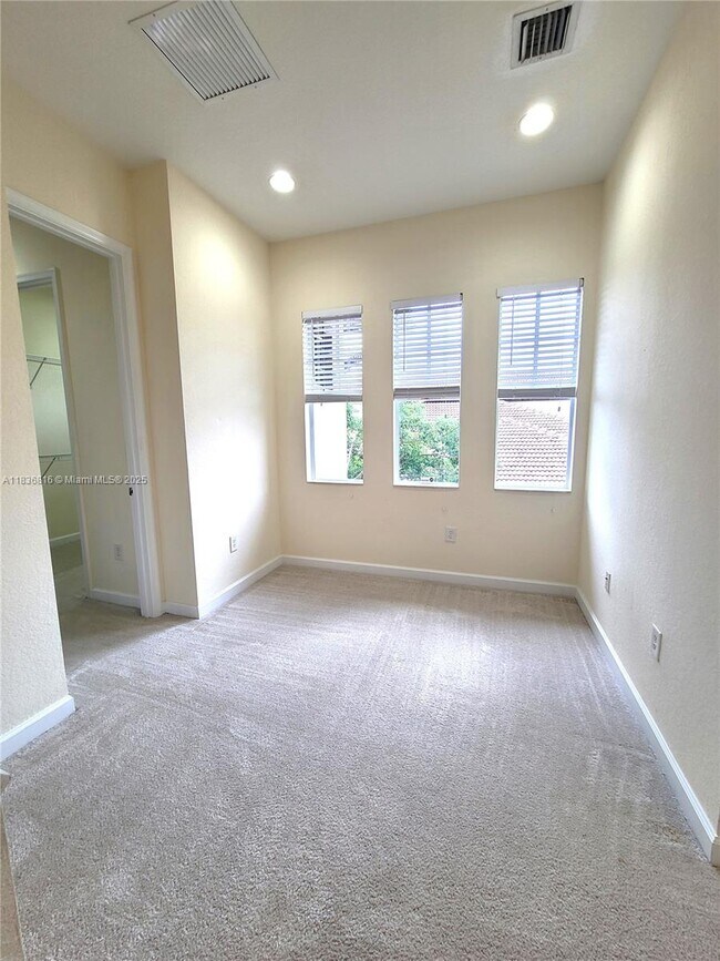 Building Photo - 6033 NW 118th Dr