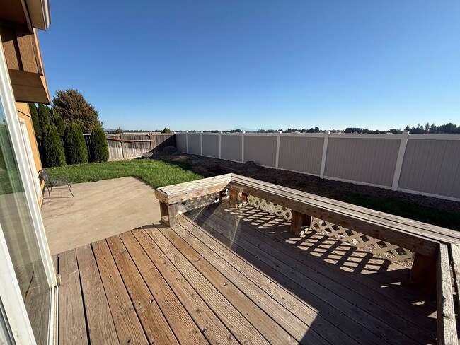Building Photo - Spacious home in Airway Heights