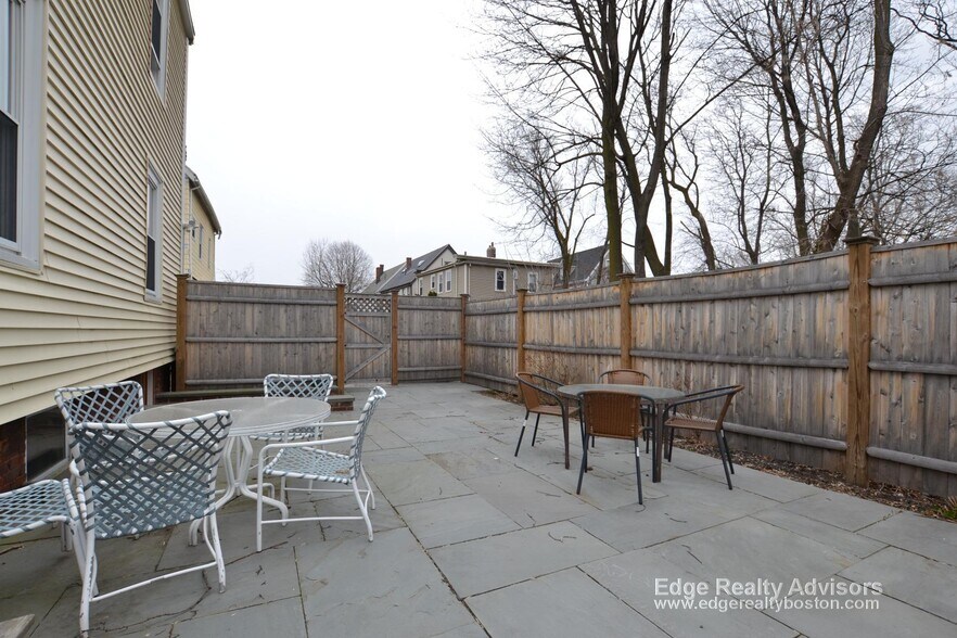 Primary Photo - 22 Saybrook St