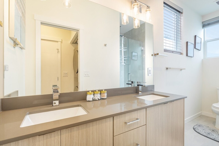 Building Photo - 9413 Roosevelt Way NE