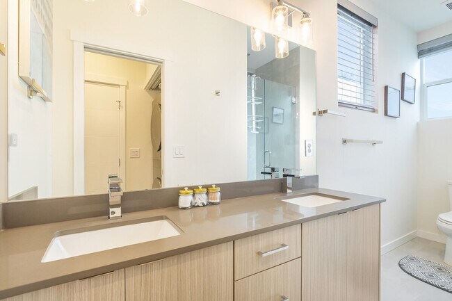 Building Photo - 9413A Roosevelt Way NE