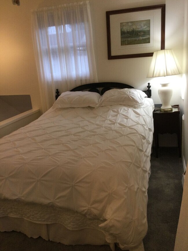 Building Photo - Charming Cottage in Newportville