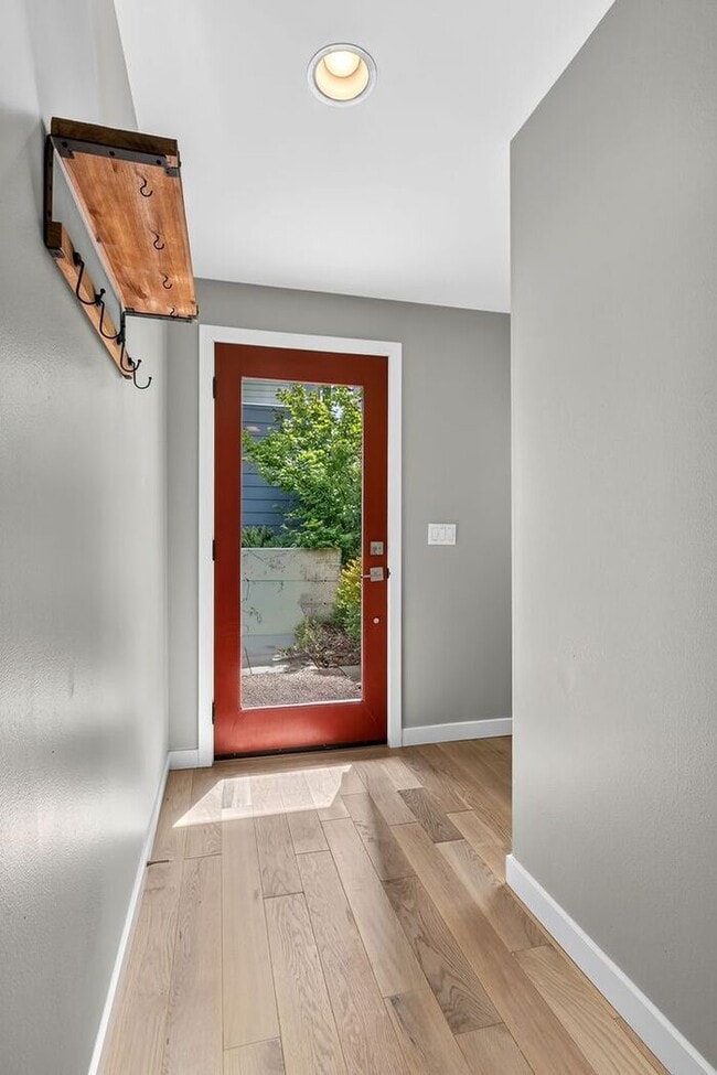 Building Photo - Stunning Standalone Townhome In Coveted Lincoln Park w/ AC (1st Month Free)
