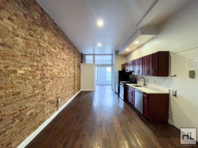 Building Photo - TOMPKINS AVENUE / Spacious 4-Bed 1-Bath