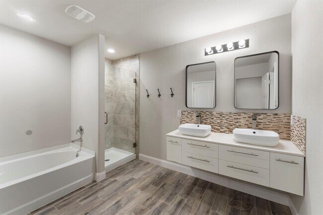 Building Photo - 14077 Lake Cres Dr