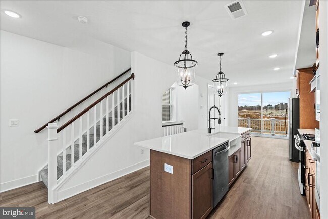 Building Photo - 9407 Pacific Elm St