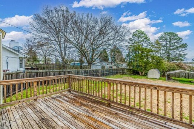 Building Photo - Available in Early August Attn: Pilots! 3BR 2BA Crashpad!