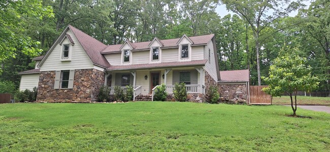 Building Photo - Beautifully renovated home in Rocky Woods ...