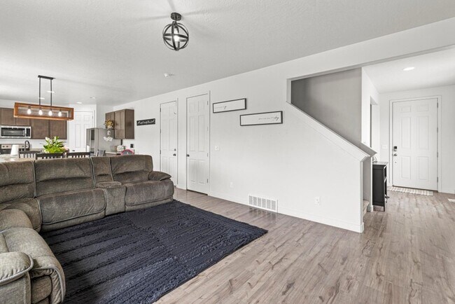 Building Photo - 247 W Box Creek Dr