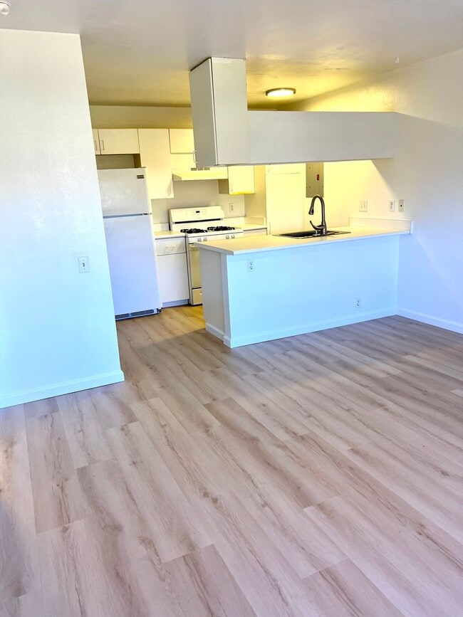 Building Photo - Palm Villas -  1 Bedroom w/ Parking, New V...