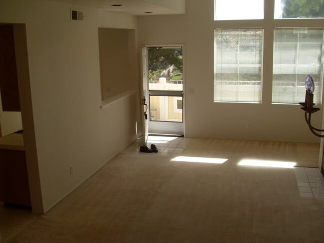 Building Photo - 2 BR / 2.5 BA 1420SQFT Chula Vista Apartment
