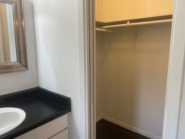 Building Photo - Great one bedroom in Hyde Park!