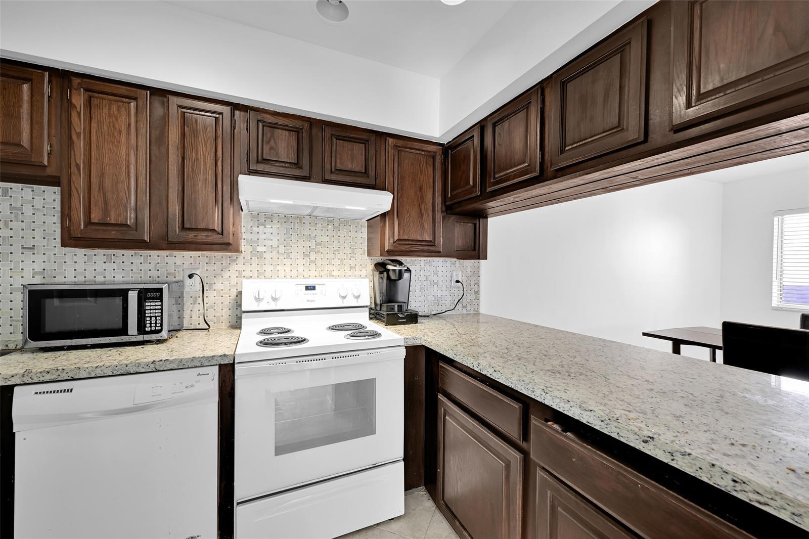 Building Photo - 4011 Coral Springs Dr