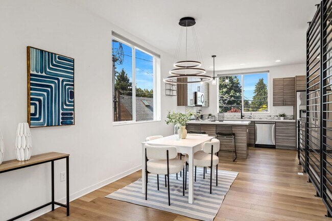 Building Photo - Delridge Townhome