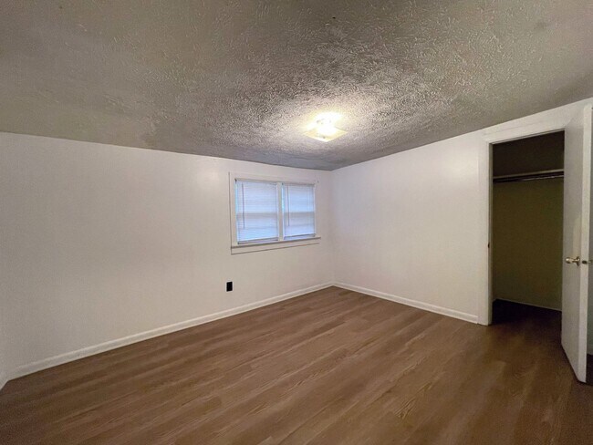 Building Photo - 3 Bed 1 Bath Home