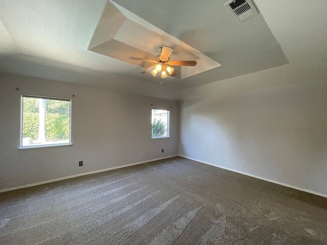 Building Photo - Beautiful South West Visalia home Near El Diamante school with a pool!!