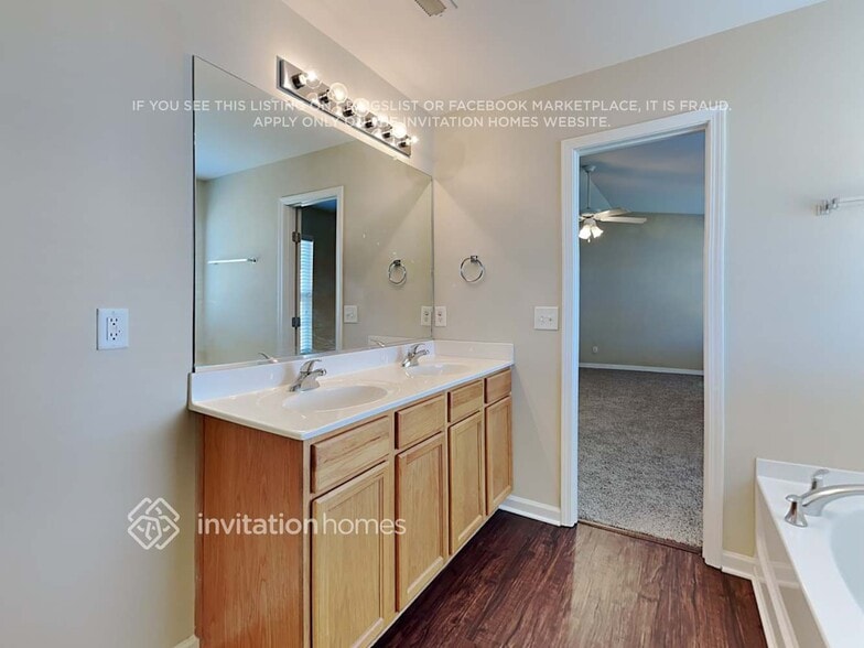 Building Photo - 607 Brassfield Dr