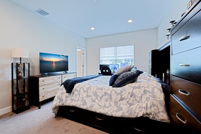 Building Photo - 1832 SE Roxy Way