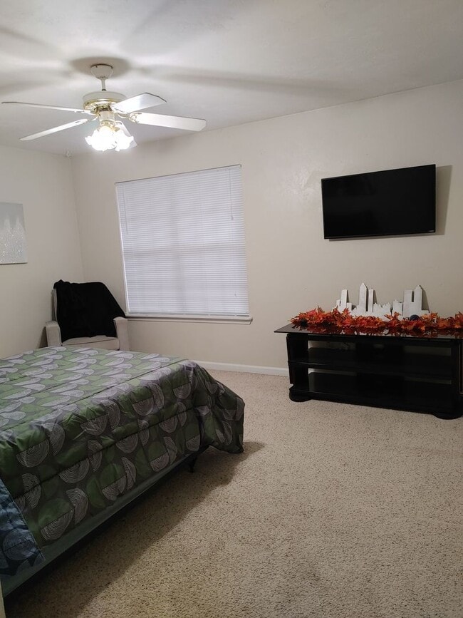 Building Photo - Two Bedroom Townhouse with Fully Fenced Yard and Vinyl Plank throughout!