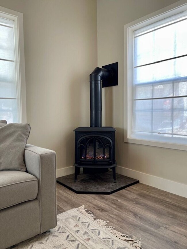 Building Photo - Modern 3 Bedroom 2.5 Bathroom House Close to Downtown Nevada City