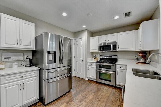 Building Photo - House 3 Beds 3 Baths