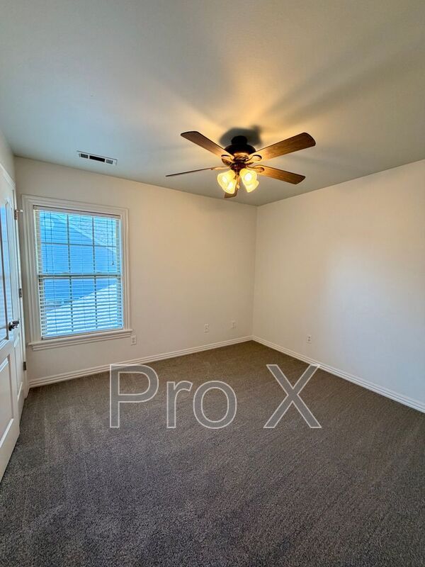 Building Photo - 1500 NE Dysart Woods Ln