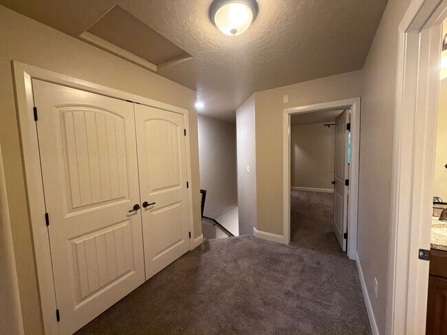 Building Photo - CHARMING TOWNHOME FOR RENT IN ST. GEORGE!
