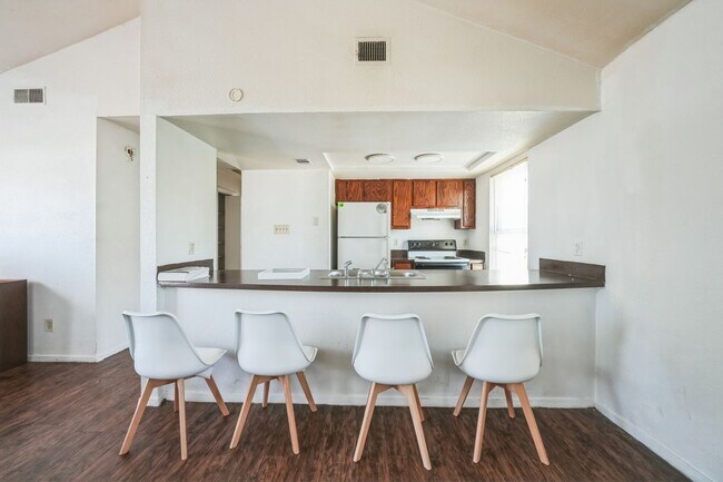 Building Photo - Charming 2BR Duplex in Austin