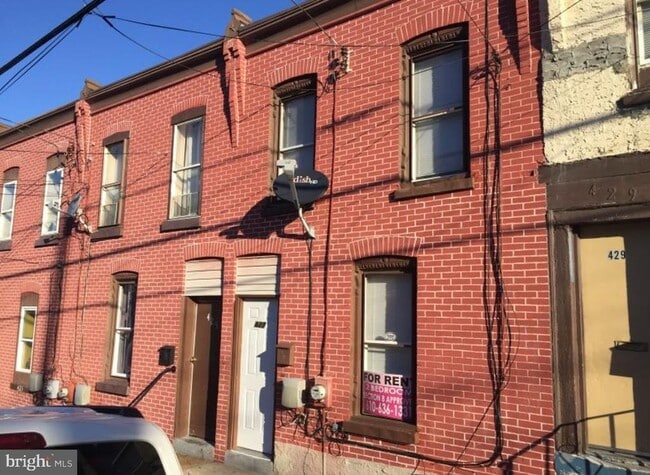 Building Photo - 427 E Oak St
