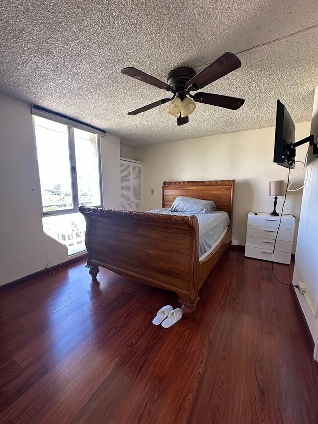 Building Photo - Roya Court Furnished 1 bed, 1 ba, 1 parkin...