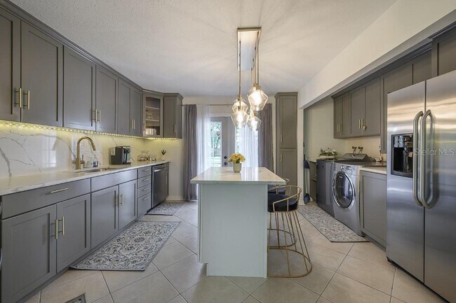 Building Photo - 6010 N Dexter Ave