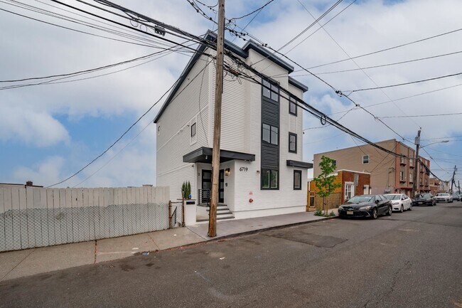 Building Photo - 6719 Meadowview Ave