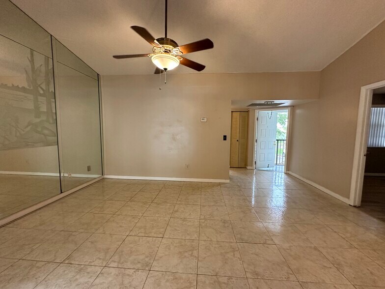 Building Photo - 1024 S Independence Dr