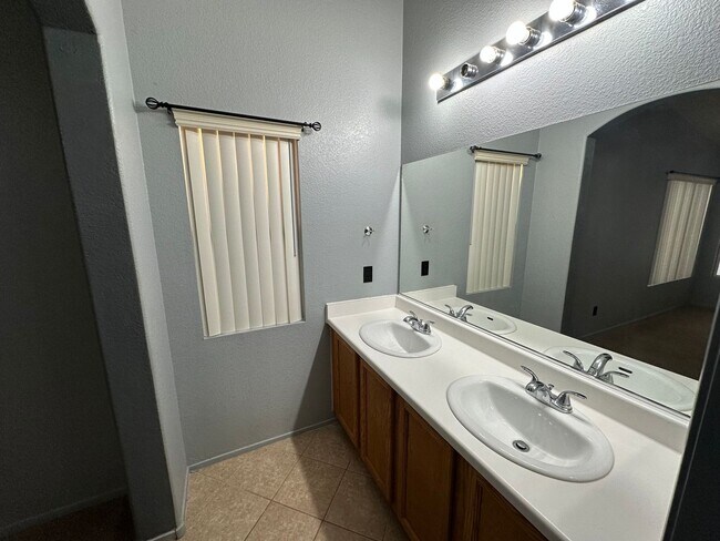 Building Photo - 2562 Land Rush Dr