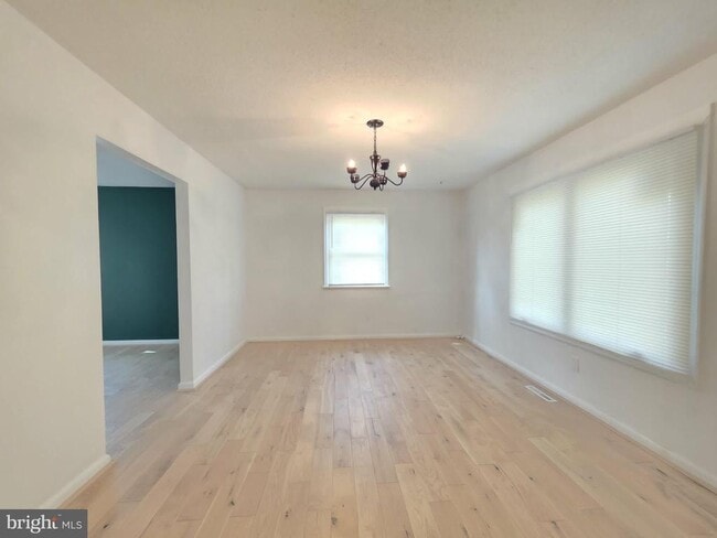 Building Photo - 8241 Robin Hood Dr
