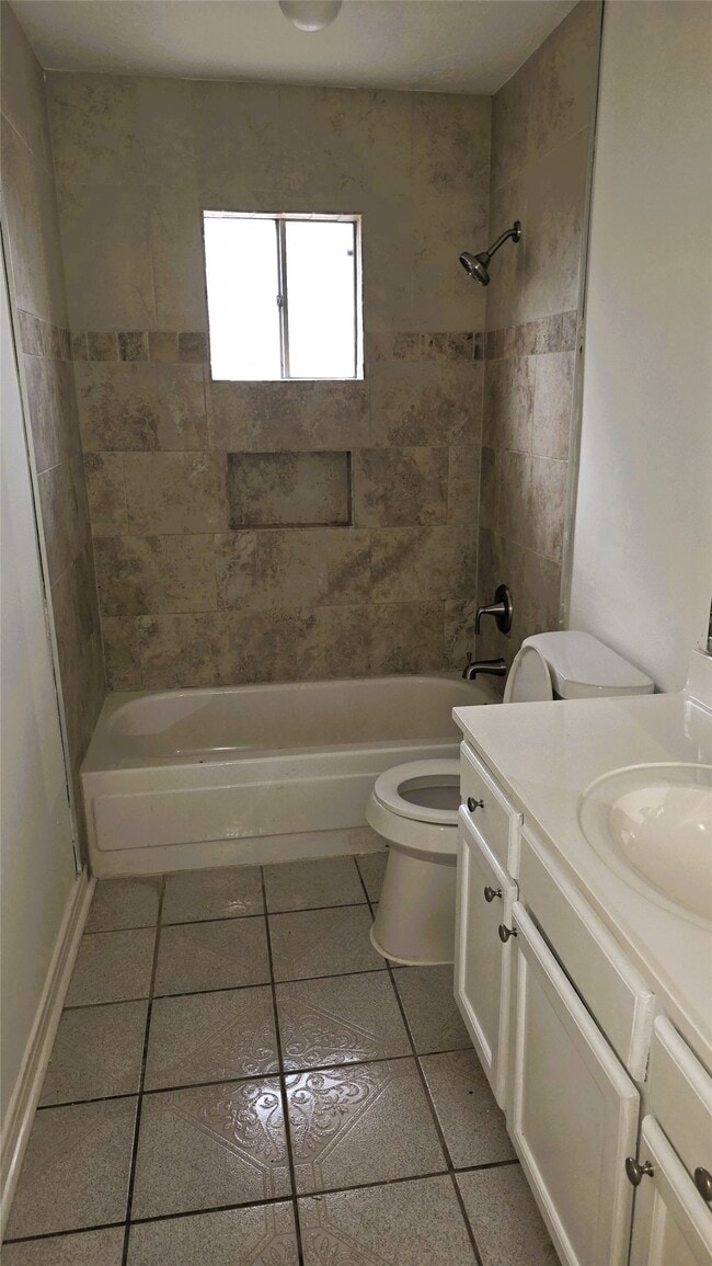 Building Photo - 9422 Pinole Ln