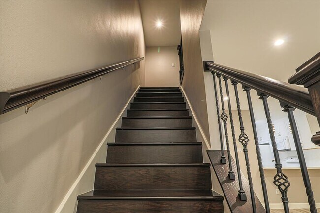 Building Photo - 2744 Briarhurst Dr