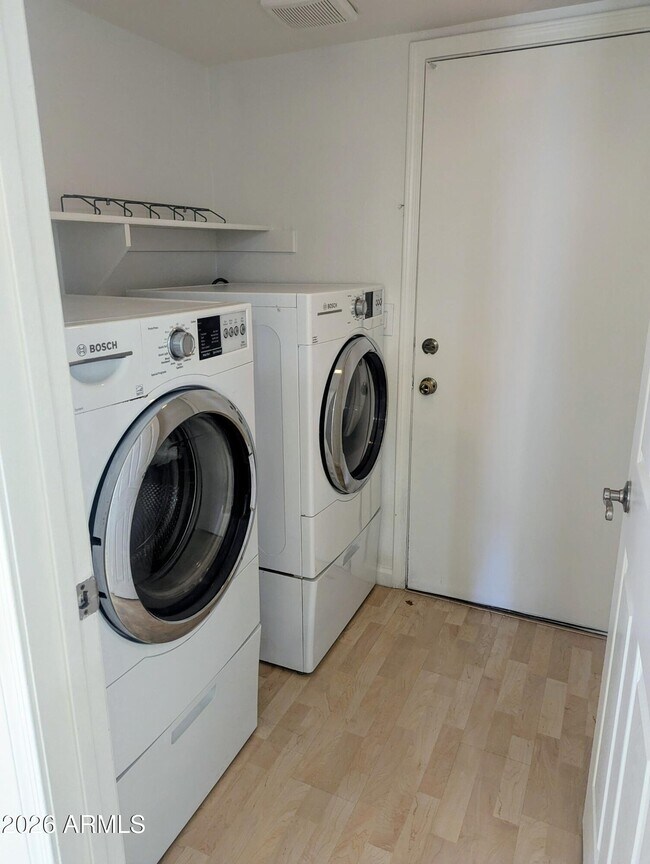 Building Photo - 1343 E Angela Dr