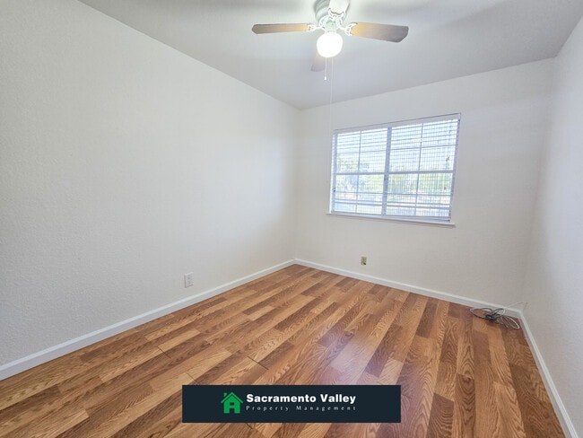 Building Photo - 8282 Meadowhaven Dr