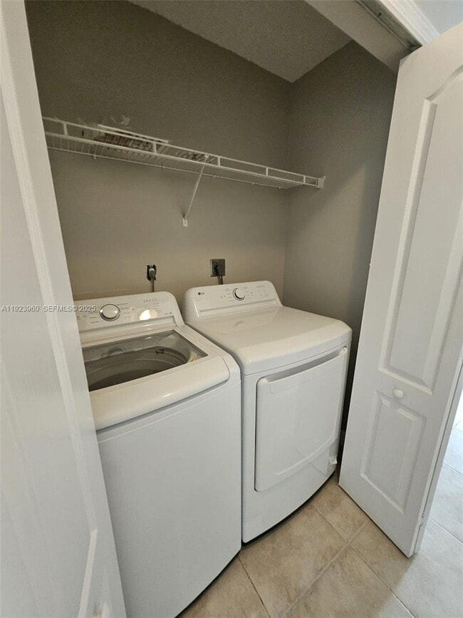 Building Photo - 2527 W 76th St