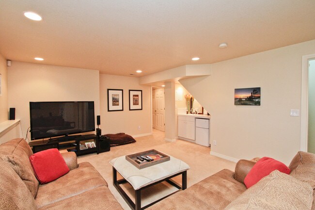 Building Photo - Beautiful 4BD/3.5BA Indian Peaks Home on Golf Course with Views!