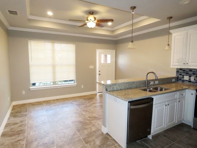 Building Photo - Beautiful 2 Bedroom, 2 Bath Duplex Near Ty...