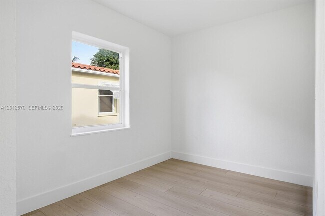 Building Photo - 461 Plover Ave