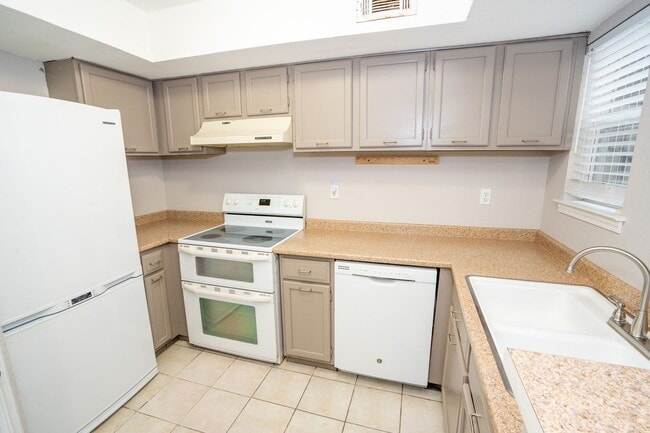 Building Photo - Cozy, Fully Updated, and Beautiful 2 Bed 2 Bath!!!