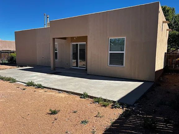 Building Photo - "Charming 3-Bed, 2-Bath Home in Santa Fe's Coveted Solecito Loop"
