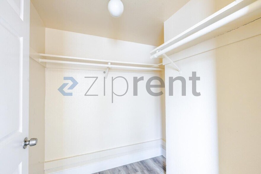 Building Photo - 4561 Ashcroft Ave