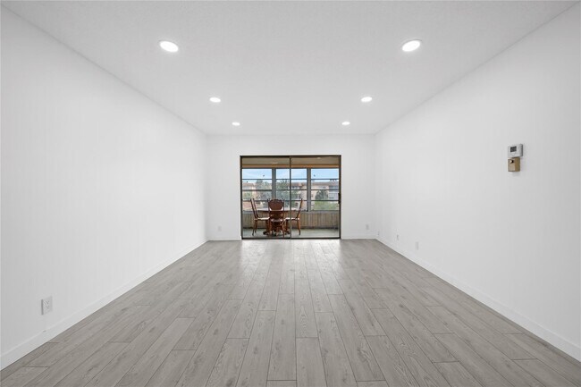 Building Photo - 5031 W Oakland Park Blvd